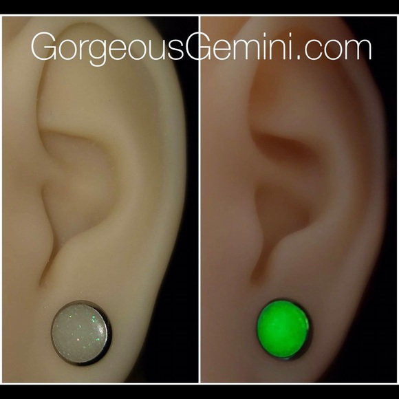 Glow in the dark stud earrings - Picture 4 of 4
